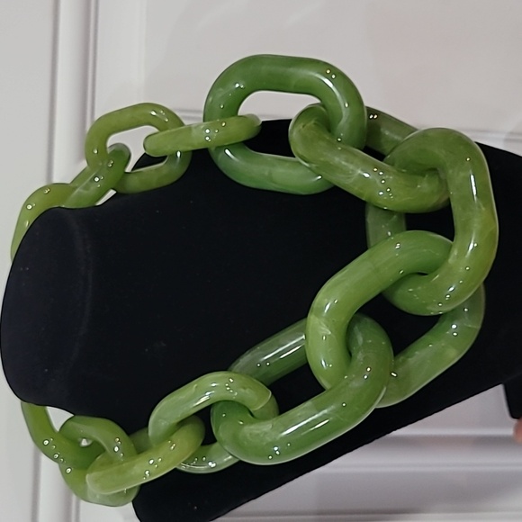 💚🔹️Piper K 🔹️Bold Green Resin Chunky  Statement 20" Necklace - Picture 4 of 10